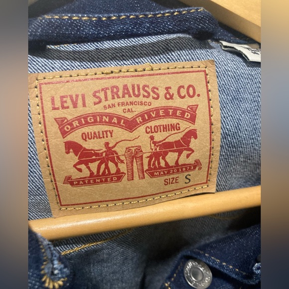 Levi’s dark wash size small Jean jacket - Picture 4 of 10